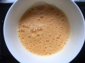 碗中磕入2个鸡蛋，用筷子搅打均匀；