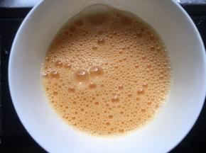 碗中磕入2个鸡蛋，用筷子搅打均匀；