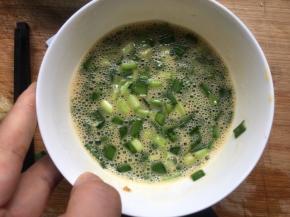 将韭菜倒入碗中，加入少许盐，再次搅拌均匀；