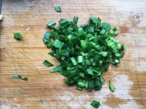 韭菜洗净切碎；