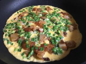 煎至蛋液表面凝固，盖上锅盖小火焖2分钟左右即可出锅装盘；