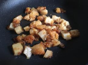 锅中倒入适量油，放入粽子，开中小火煎；