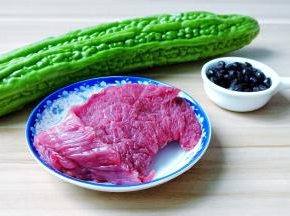准备苦瓜，豆豉，牛肉。苦瓜要挑选肉质饱满的味道好。