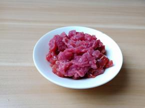 牛肉横着切细丝。