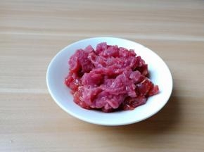 牛肉横着切细丝。