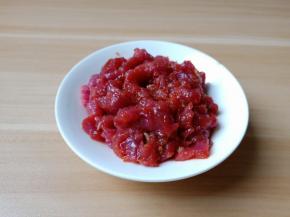 牛肉丝加盐、生抽、淀粉腌制十分钟。