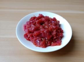 牛肉丝加盐、生抽、淀粉腌制十分钟。