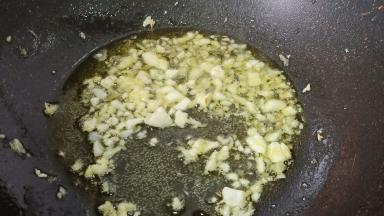 热锅热油爆香蒜泥。