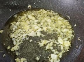 热锅热油爆香蒜泥。