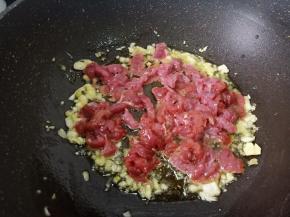 下牛肉丝爆炒。