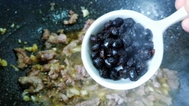 炒至牛肉丝变色，加豆豉翻炒出香味。