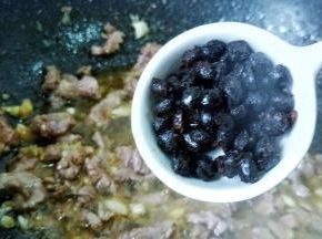 炒至牛肉丝变色，加豆豉翻炒出香味。