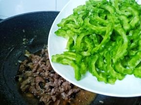 加入苦瓜片。