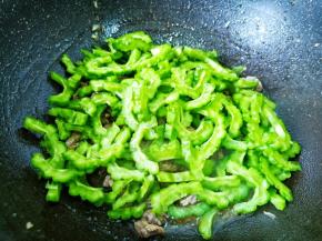 开大火迅速翻炒至苦瓜断生。