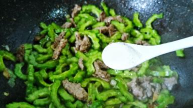 加一点盐、生抽调味，翻炒均匀出锅。