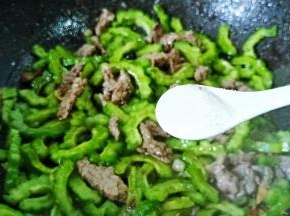 加一点盐、生抽调味，翻炒均匀出锅。