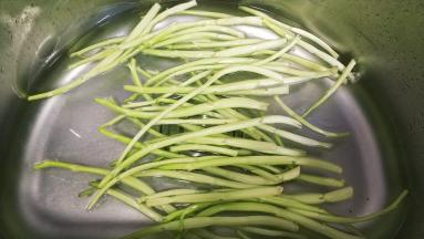 通心菜去叶留梗（菜叶可以煮或炒来吃，别浪费）清洗干净