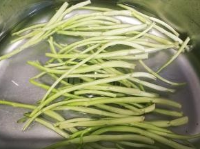 通心菜去叶留梗（菜叶可以煮或炒来吃，别浪费）清洗干净