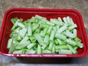 将菜梗切均匀等段