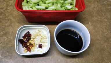 辣椒、蒜切碎，调料混合在小碗里