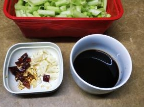 辣椒、蒜切碎，调料混合在小碗里