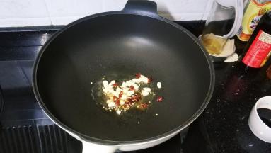 大火烧热油，放入辣椒、蒜切碎煸炒出香味