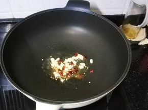 大火烧热油，放入辣椒、蒜切碎煸炒出香味
