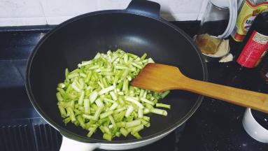 倒入通心菜段翻炒20下