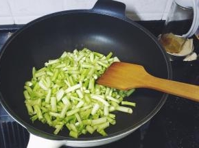 倒入通心菜段翻炒20下