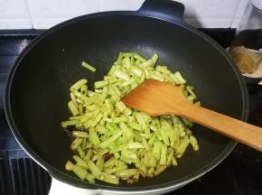 倒入混合调料，再翻炒20下关火盛出，如果炒太长时间菜段太软少了爽脆口感。