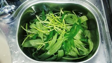 通菜叶清洗干净后盛出沥干水分；青椒切丝