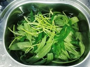 通菜叶清洗干净后盛出沥干水分；青椒切丝