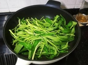 锅里热油放入青椒丝、通菜