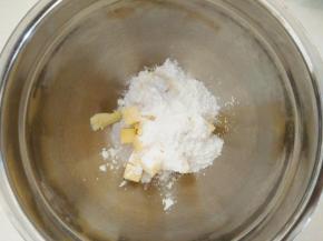 黄油室漫软化，加入糖粉搅打至蓬松发白。