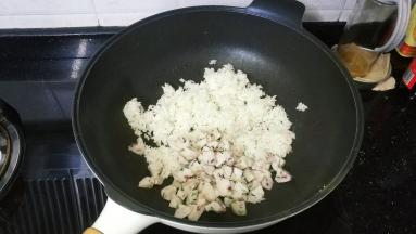 倒入章鱼丸粒
