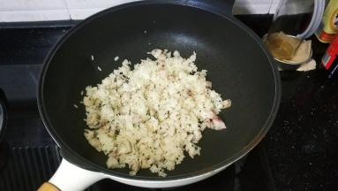 炒均匀，放入适量蒜盐继续炒
