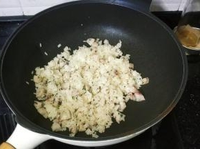 炒均匀，放入适量蒜盐继续炒