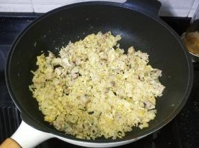 炒至饭粒变干身在锅边跳舞即可