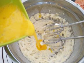 分多次加入蛋液，每次都要充分搅匀后再加入。