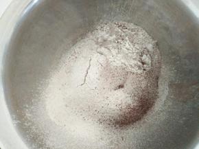 盐、低粉、泡打粉、可可粉混合过筛。