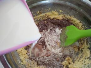 过筛后的粉类1/2和1/2牛奶加到搅拌好的黄油中，搅匀，再加入剩余的粉和牛奶搅匀。