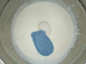 加入细砂糖和蓝丝绒粉，蓝丝绒粉可省略，继续打发至硬性。