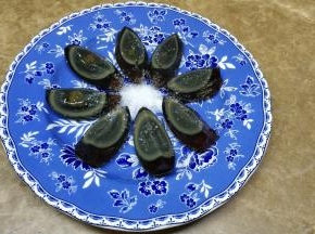 皮蛋的弹性是比普通的水煮蛋的弹性要大，那么如果切皮蛋的刀子不够锋利的话，那么切出来的皮蛋就会歪歪捏捏，蛋黄也会很容易粘在刀背上，这样就直接影响了皮蛋的卖相，在切皮蛋的时候选择锋利一点的刀子，那么就不会出现这样的情况。
在切皮蛋之前先把切皮蛋的刀用热水泡一下，也可以直接打开水，往刀子上浇一浇，然后再用布快速抹干净，再从皮蛋的中线给切成两半，这样用温热的刀子切皮蛋，蛋黄就不会粘在刀背上了，切几刀后就用开水浇一下刀背再用布抹干净，这样刀子始终保持温温的就能切出漂亮的皮蛋了啦