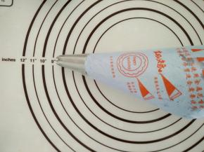 装裱花袋，六齿或八齿中号花嘴。