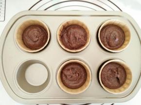 挤入纸杯模具中入分满，大概是5个的量。