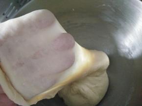 揉好的面团进行基础发酵，大约1小时左右，用手指蘸面粉戳洞不回缩即为发酵完成 。