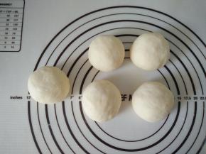 发酵好的面团排气， 分割成五份揉圆，松弛15分钟 。