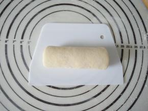 自上而下卷起 ，并捏紧封口 。