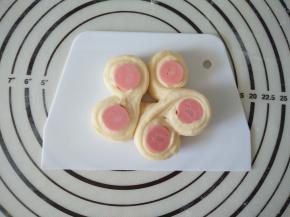 整好花型，在中间缝隙处再放一段香肠。