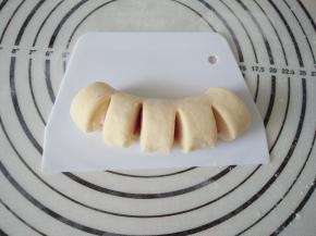 用锋利的刀切出4刀 ，注意底部的面团不要切断 ，(面团地下放个刮板，防止切坏硅胶垫)